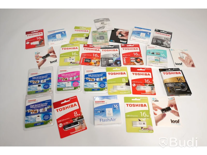 Urval minneskort samt minneskortsadaptrar mestadels Toshiba 8GB & 16GB