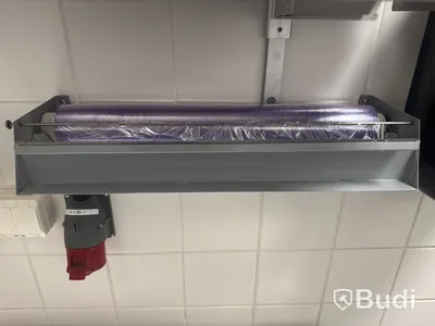 Plastfolie/silverfolie samt 2 st hållare på vägg