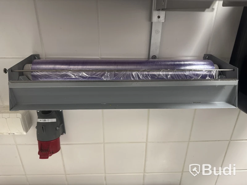 Plastfolie/silverfolie samt 2 st hållare på vägg