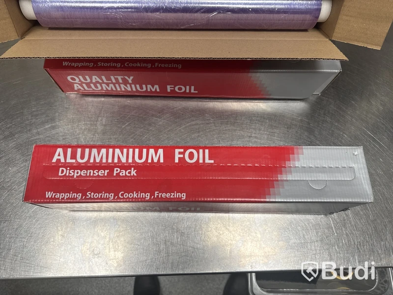 Plastfolie/silverfolie samt 2 st hållare på vägg