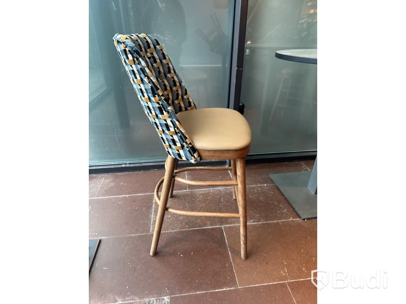1 st Barbord med 2 st barstolar samt 4 st runt bord