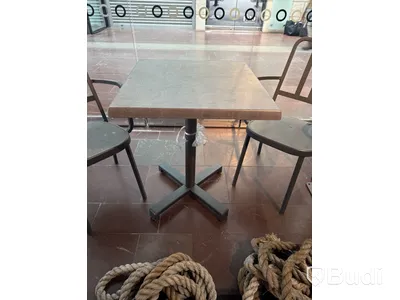 Parti med möbler till uteservering