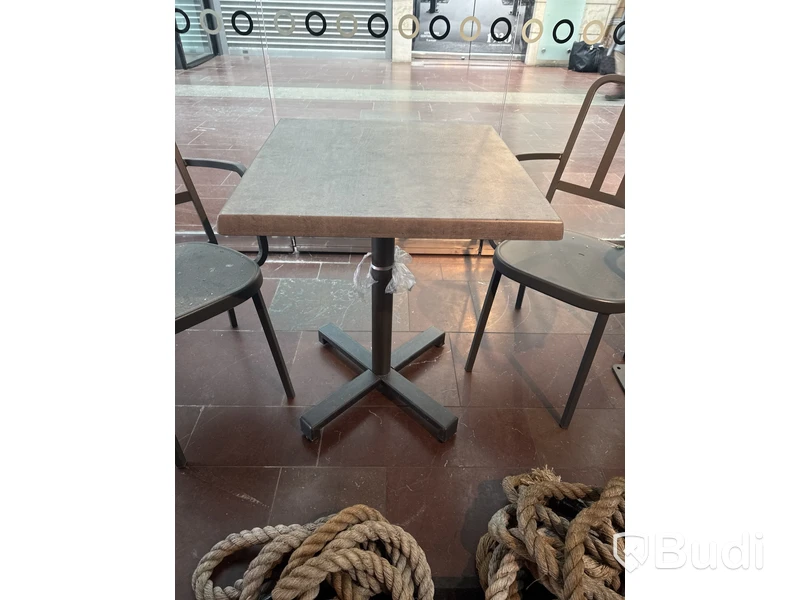 Parti med möbler till uteservering