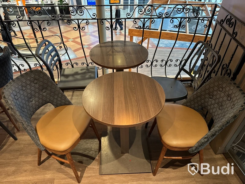 2 st. cafébord med 4 st. stolar