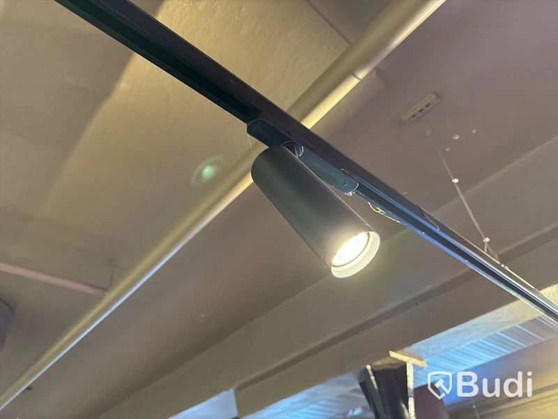 Spotlightsystem med ca 70 lampor och tillhörande skenor