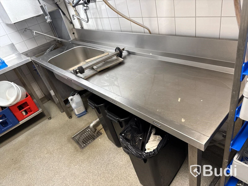 Diskrum med Wexiö huvdiskmaskin WD 6C, dispensrar, diskbänk, hyllor och bänkar med tillbehör