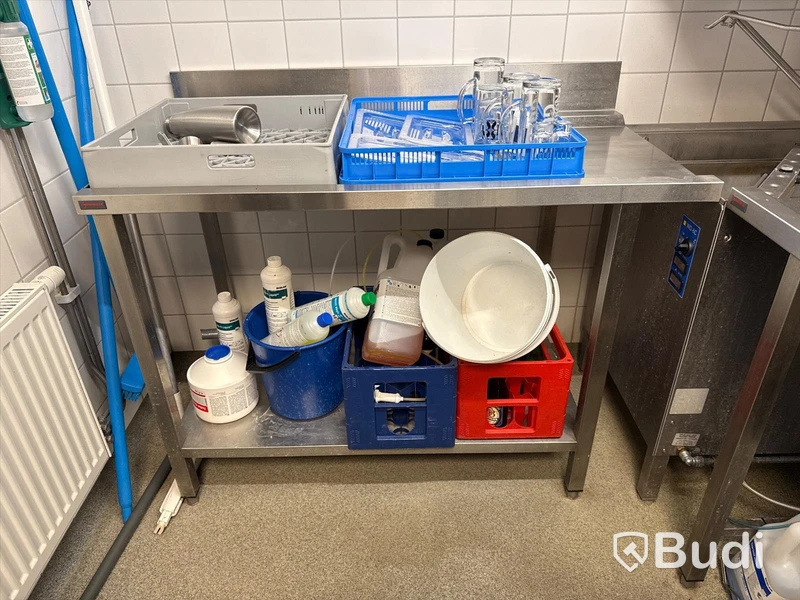 Diskrum med Wexiö huvdiskmaskin WD 6C, dispensrar, diskbänk, hyllor och bänkar med tillbehör