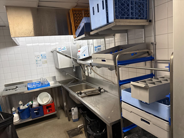 Diskrum med Wexiö huvdiskmaskin WD 6C, dispensrar, diskbänk, hyllor och bänkar med tillbehör