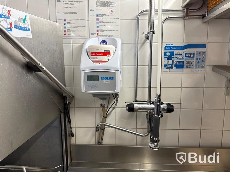 Diskrum med Wexiö huvdiskmaskin WD 6C, dispensrar, diskbänk, hyllor och bänkar med tillbehör