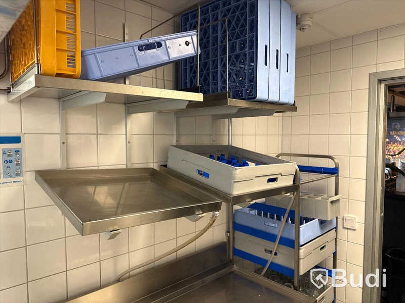 Diskrum med Wexiö huvdiskmaskin WD 6C, dispensrar, diskbänk, hyllor och bänkar med tillbehör