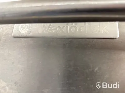 Diskrum med Wexiö huvdiskmaskin WD 6C, dispensrar, diskbänk, hyllor och bänkar med tillbehör
