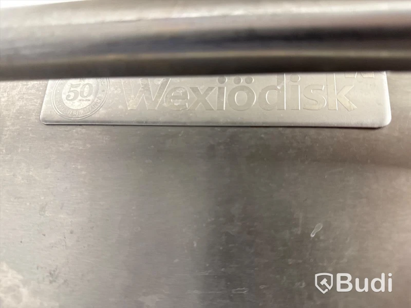 Diskrum med Wexiö huvdiskmaskin WD 6C, dispensrar, diskbänk, hyllor och bänkar med tillbehör