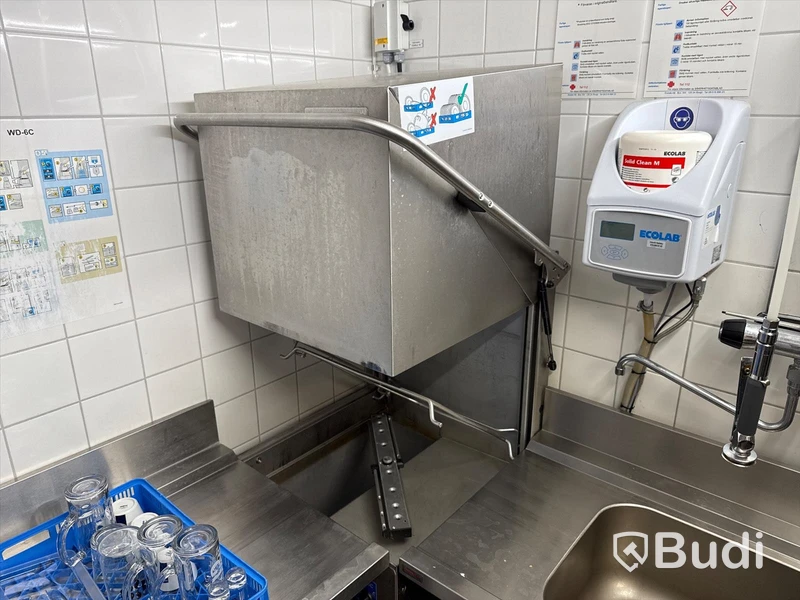 Diskrum med Wexiö huvdiskmaskin WD 6C, dispensrar, diskbänk, hyllor och bänkar med tillbehör
