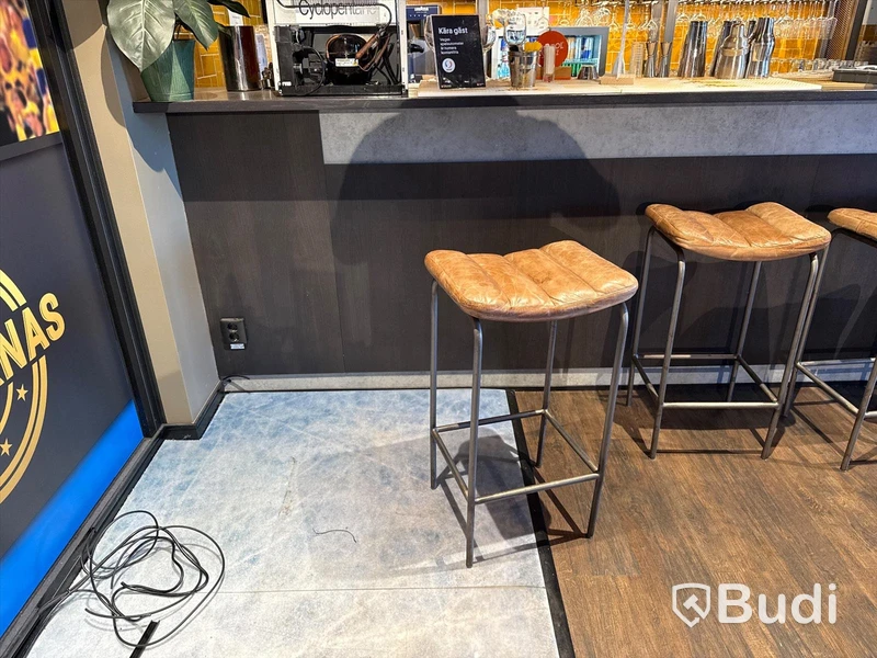 Bardisk front samt barhyllsystem bak