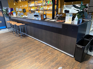Bardisk front samt barhyllsystem bak
