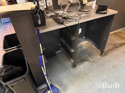 Bardisk front samt barhyllsystem bak