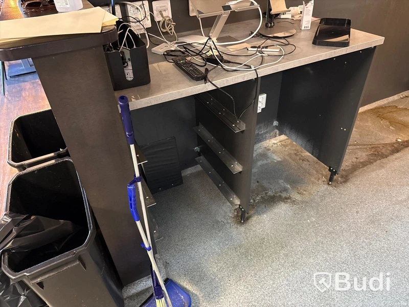 Bardisk front samt barhyllsystem bak
