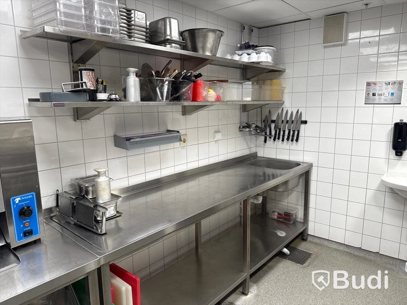Rostfri bänk med 2 st. rostfria hyllor och det som finns på hyllplanen