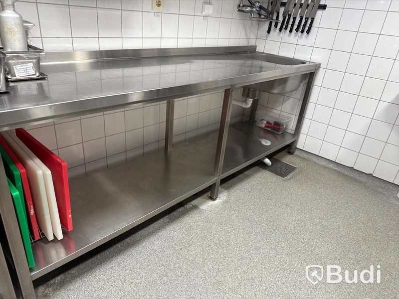 Rostfri bänk med 2 st. rostfria hyllor och det som finns på hyllplanen