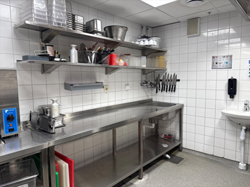 Rostfri bänk med 2 st. rostfria hyllor och det som finns på hyllplanen