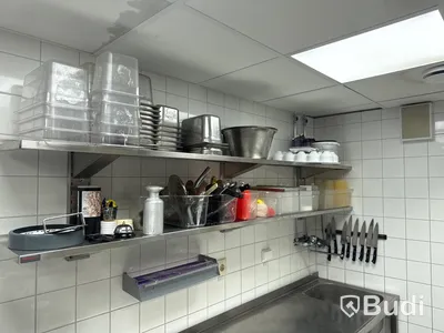 Rostfri bänk med 2 st. rostfria hyllor och det som finns på hyllplanen