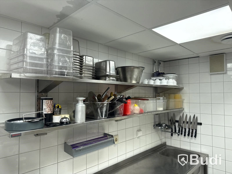 Rostfri bänk med 2 st. rostfria hyllor och det som finns på hyllplanen