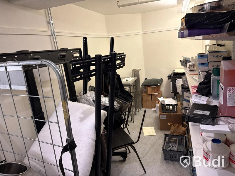 Allt i rummet: 2 st. rullbara TV-stativ, rengöringsmedel och mycket mer