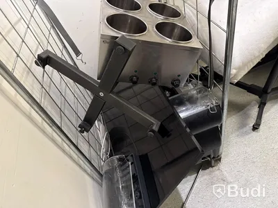 Allt i rummet: 2 st. rullbara TV-stativ, rengöringsmedel och mycket mer
