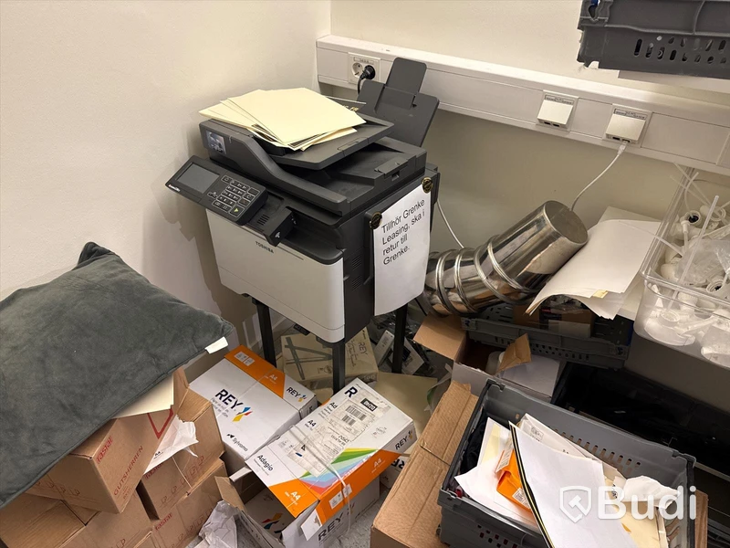 Allt i rummet: 2 st. rullbara TV-stativ, rengöringsmedel och mycket mer