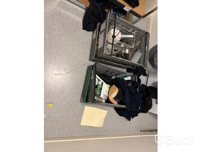 Allt i tvättrummet, 2 st. rostfria hyllor, kläder, rengöringsmedel, engångshandskar ca: 30 pkt
