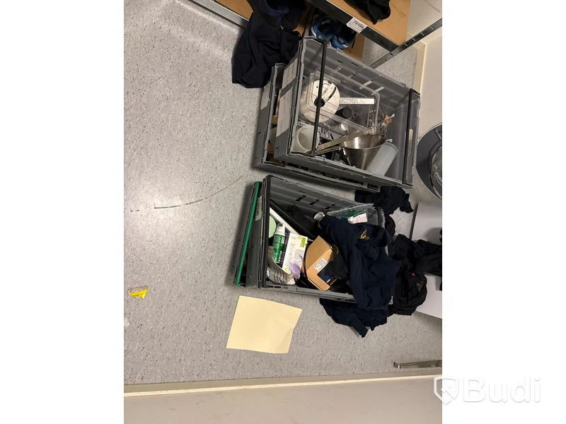 Allt i tvättrummet, 2 st. rostfria hyllor, kläder, rengöringsmedel, engångshandskar ca: 30 pkt