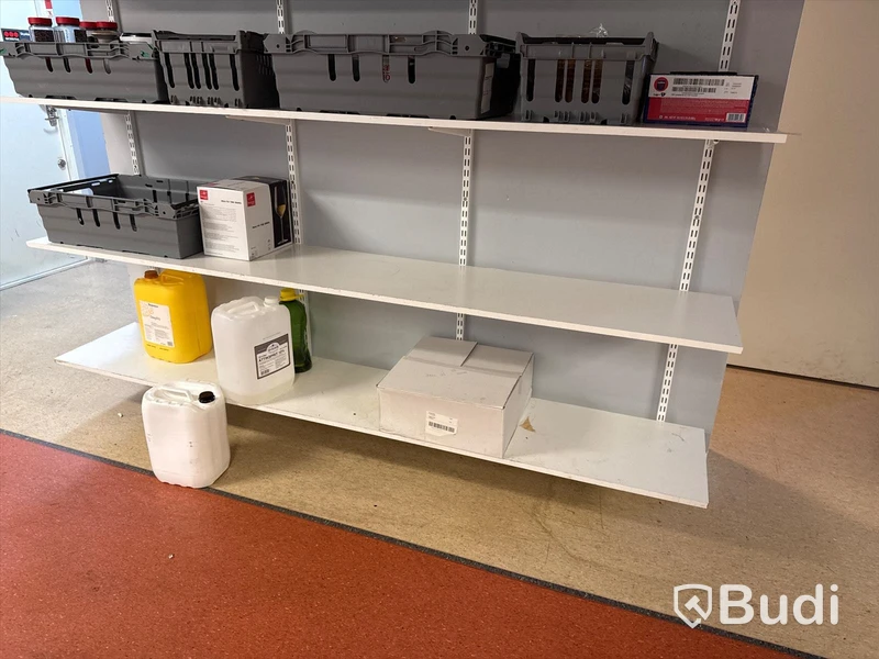Hyllsystem med backar och allt i hyllorna