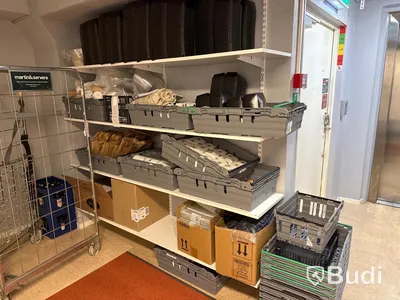 Hyllsystem med backar och allt i hyllorna