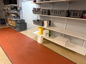 Hyllsystem med backar och allt i hyllorna