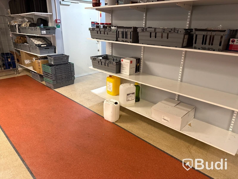 Hyllsystem med backar och allt i hyllorna