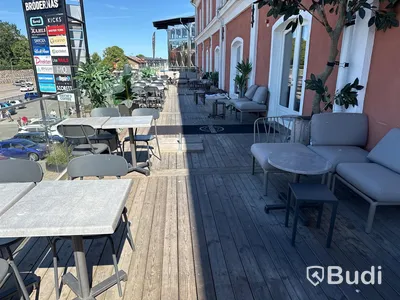 Restaurangmöbler, markiser och restaurangväxter till stor uteservering