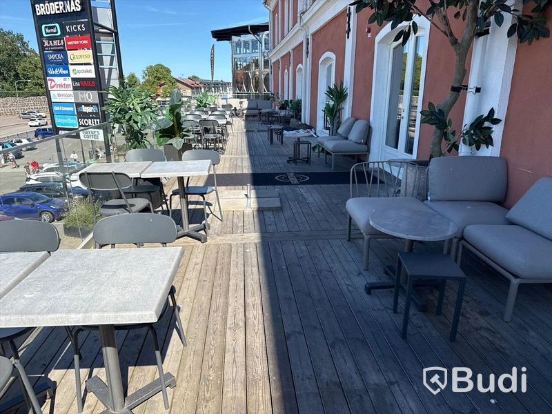 Restaurangmöbler, markiser och restaurangväxter till stor uteservering