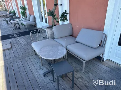 Restaurangmöbler, markiser och restaurangväxter till stor uteservering