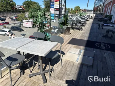 Restaurangmöbler, markiser och restaurangväxter till stor uteservering