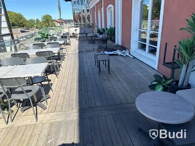 Restaurangmöbler, markiser och restaurangväxter till stor uteservering