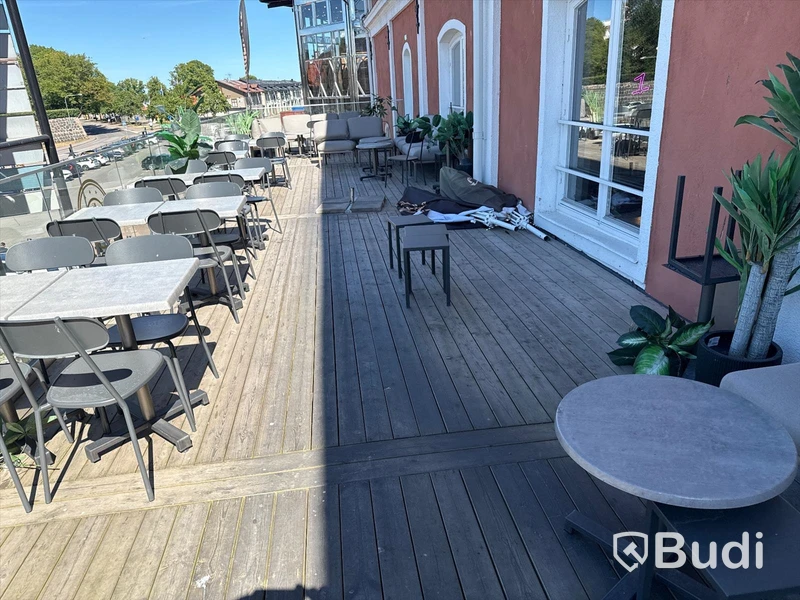 Restaurangmöbler, markiser och restaurangväxter till stor uteservering