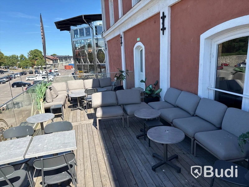 Restaurangmöbler, markiser och restaurangväxter till stor uteservering
