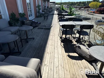 Restaurangmöbler, markiser och restaurangväxter till stor uteservering