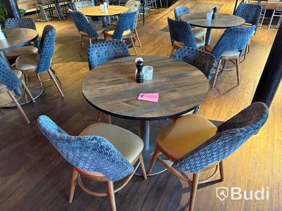 Restaurangmöbler: 16 designstolar av Paged, 4 st. cafébord