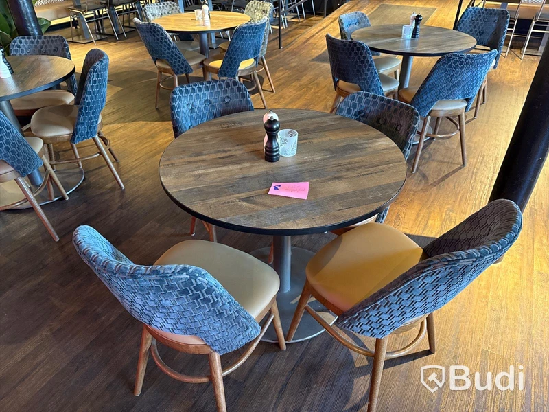 Restaurangmöbler: 16 designstolar av Paged, 4 st. cafébord