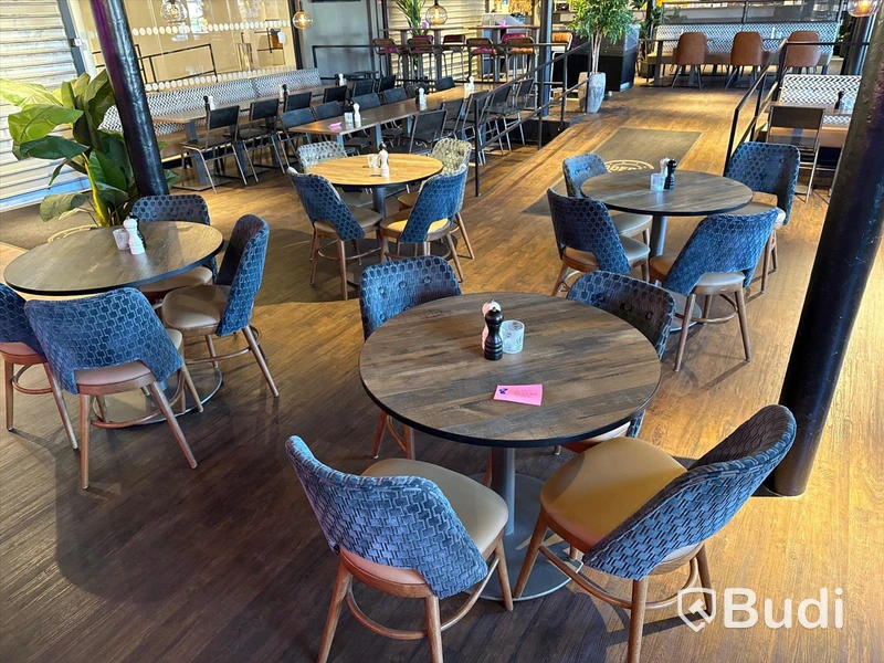 Restaurangmöbler: 16 designstolar av Paged, 4 st. cafébord