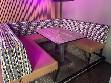U-sektion med soffa & bord