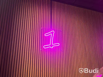 Plastväxter & ”neonskyltar”