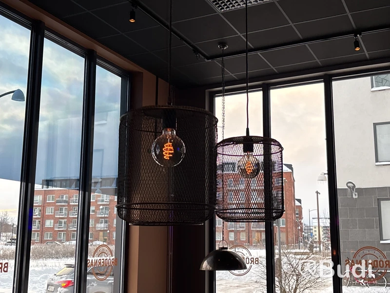 Spotlights, högtalare & taklampor i restaurangen