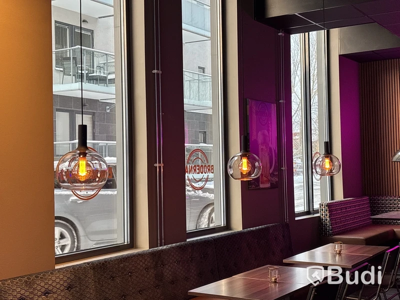 Spotlights, högtalare & taklampor i restaurangen
